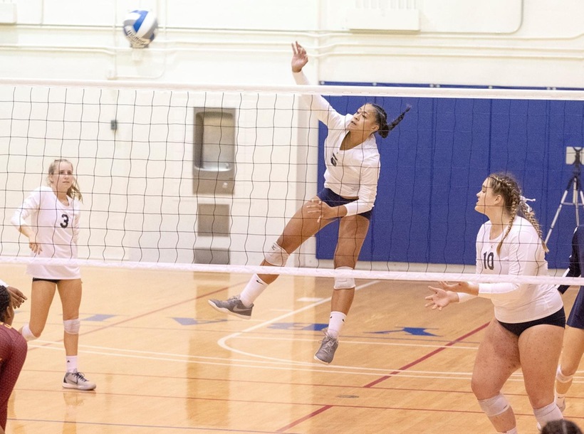 Women’s Volleyball Closes Home Schedule with Sweep on Sophomore Night