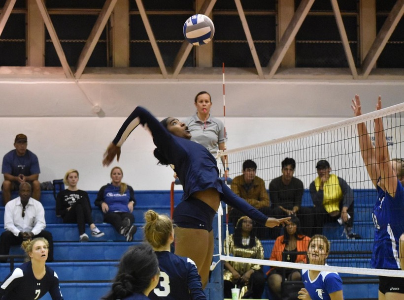 Women’s Volleyball Records Fifth Straight Sweep