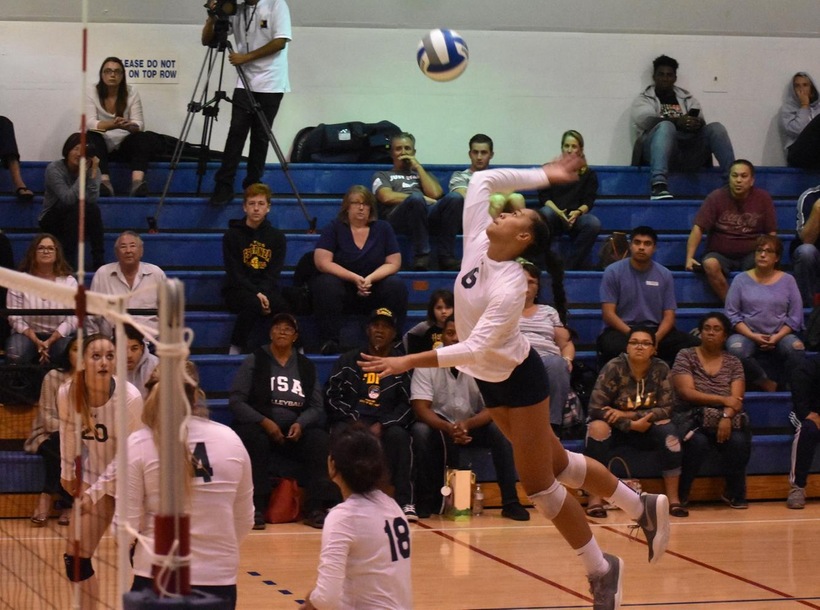 Women’s Volleyball Outlasts Fullerton in Playoff Opener