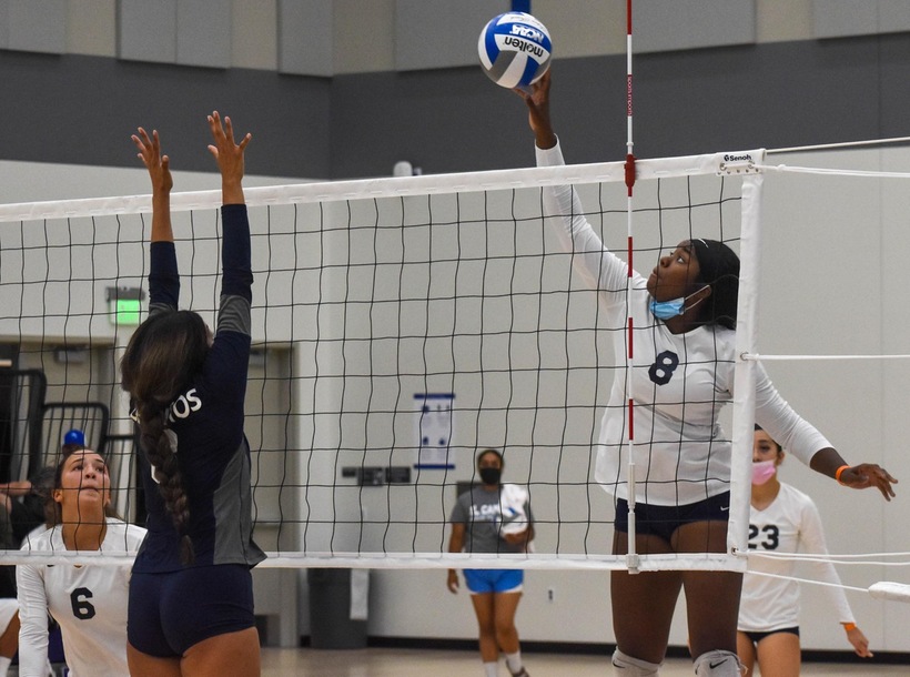 Women’s Volleyball Sweeps Long Beach on the Road